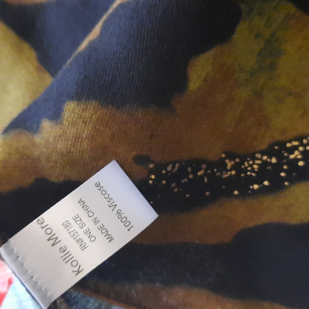 Abstract Patterned Scarf - Picture 3 of 4
